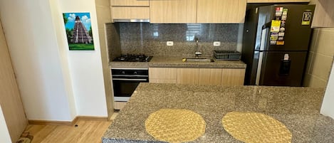 Kühlschrank, Wasserkocher mit Kaffee-/Teezubehör