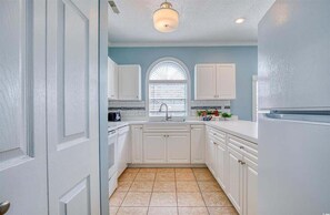 Fridge, microwave, oven, stovetop - Spacious 2 BR Condo with Golf Course Views! Magnolia Place 202 (Myrtle Beach)