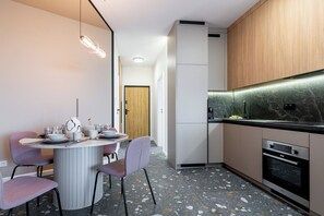 Fridge, oven, stovetop, dishwasher