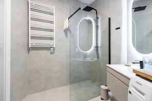 Shower, hair dryer, towels