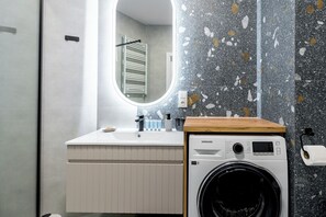 Douche, séchoir à cheveux, serviettes fournies