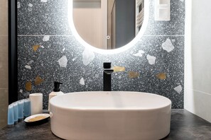 Shower, hair dryer, towels - Korfantego PREMIUM 39A Apartment (Katowice)