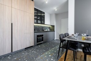 Fridge, oven, stovetop, dishwasher