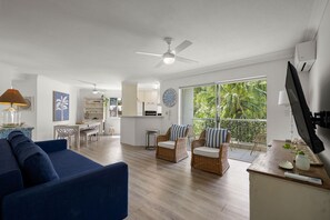 Two Bedroom Apartment in Central Burleigh | Sala de estar | Smart TV 40 polegadas com canais a cabo