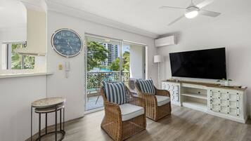 Two Bedroom Apartment in Central Burleigh | Área de estar | Smart TV 40 polegadas com canais a cabo
