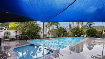 2 piscinas externas, espreguiçadeiras