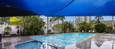 2 室外游泳池,日光浴躺椅