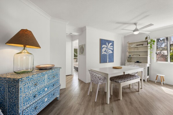 Two Bedroom Apartment in Central Burleigh | ห้องรับประทานอาหาร