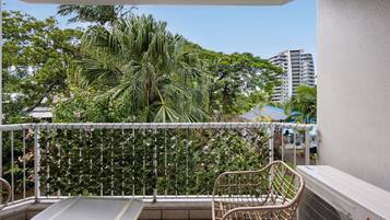 Two Bedroom Apartment in Central Burleigh | Vista da sacada