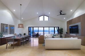 Smart-TV, Kamin, Bücher, Stereoanlage