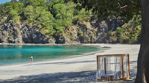 Una spiaggia nelle vicinanze, lettini da mare, teli da spiaggia