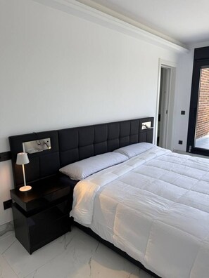5 bedrooms, desk, iron/ironing board, WiFi