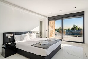 Desk, iron/ironing board, WiFi, bed sheets