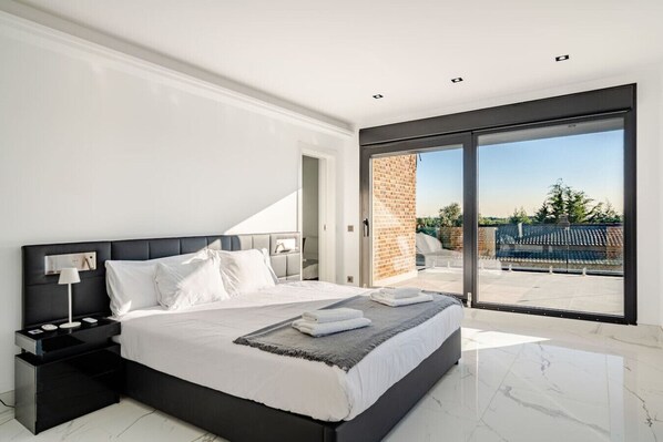 Desk, iron/ironing board, WiFi, bed sheets