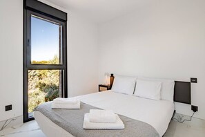 Desk, iron/ironing board, WiFi, bed sheets