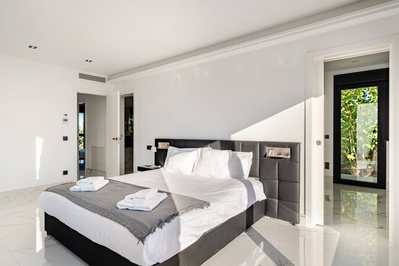 Desk, iron/ironing board, WiFi, bed sheets