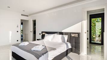 Desk, iron/ironing board, WiFi, bed sheets