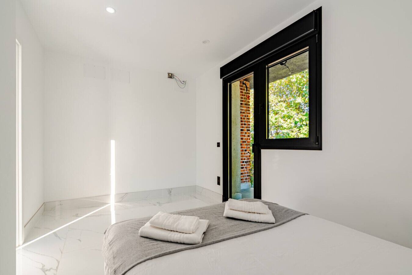 Desk, iron/ironing board, WiFi, bed sheets