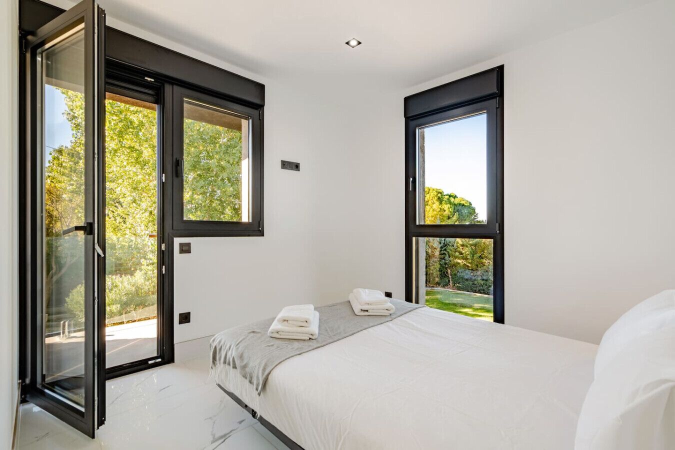 Een bureau, een strijkplank/strijkijzer, wifi, beddengoed