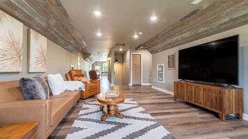 Smart TV, chimenea, futbolito, libros