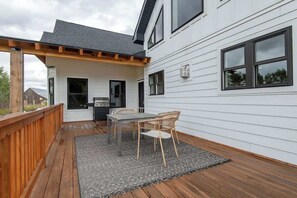 Outdoor dining - Teton Homestead: Lodge Near Targhee & YNP (Driggs)
