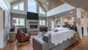 Smart TV, chimenea, futbolito, libros