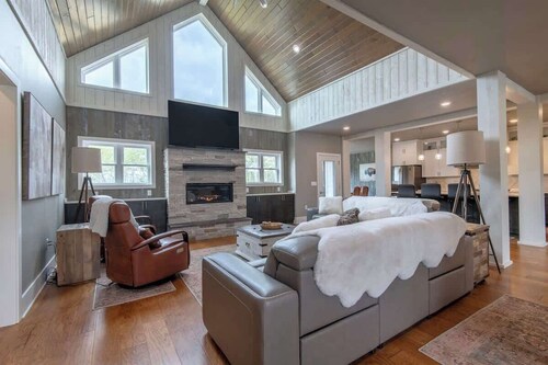 Grand Lodge | Near Targhee, Yellowstone & Teton!