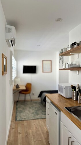 Private Entry Studio with Modern Decor, Side Yard, Wifi, AC