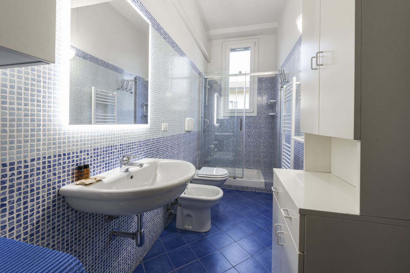 Douche, sèche-cheveux, bidet, serviettes fournies