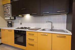Refrigerador, horno, placa de cocina, utensilios de cocina