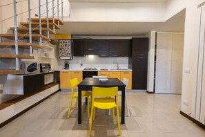 Fridge, oven, stovetop, cookware/dishes/utensils