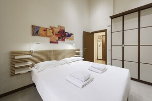 2 habitaciones, escritorio, tabla de planchar con plancha y wifi