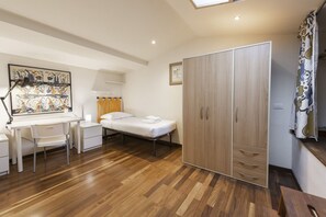 2 bedrooms, desk, iron/ironing board, WiFi