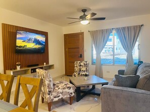 Familiehus, flere senger, tekjøkken, bakgårdsutsikt | Oppholdsområde