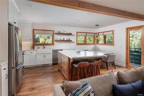 Interior - Quiet 3-bedroom house in Atascadero 'Wine Country' with WiFi, AC, Jacuzzi (Atascadero)