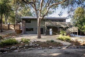 Exterior - Quiet 3-bedroom house in Atascadero 'Wine Country' with WiFi, AC, Jacuzzi (Atascadero)