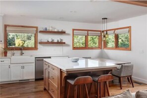 Interior - Quiet 3-bedroom house in Atascadero 'Wine Country' with WiFi, AC, Jacuzzi (Atascadero)