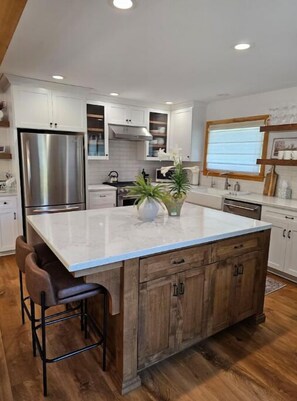 Microwave, oven, stovetop, dishwasher - Quiet 3-bedroom house in Atascadero 'Wine Country' with WiFi, AC, Jacuzzi (Atascadero)