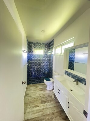 Douche, serviettes fournies, savon, papier toilette