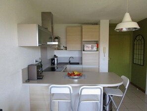 Réfrigérateur, four, batterie de cuisine, vaisselle et ustensiles