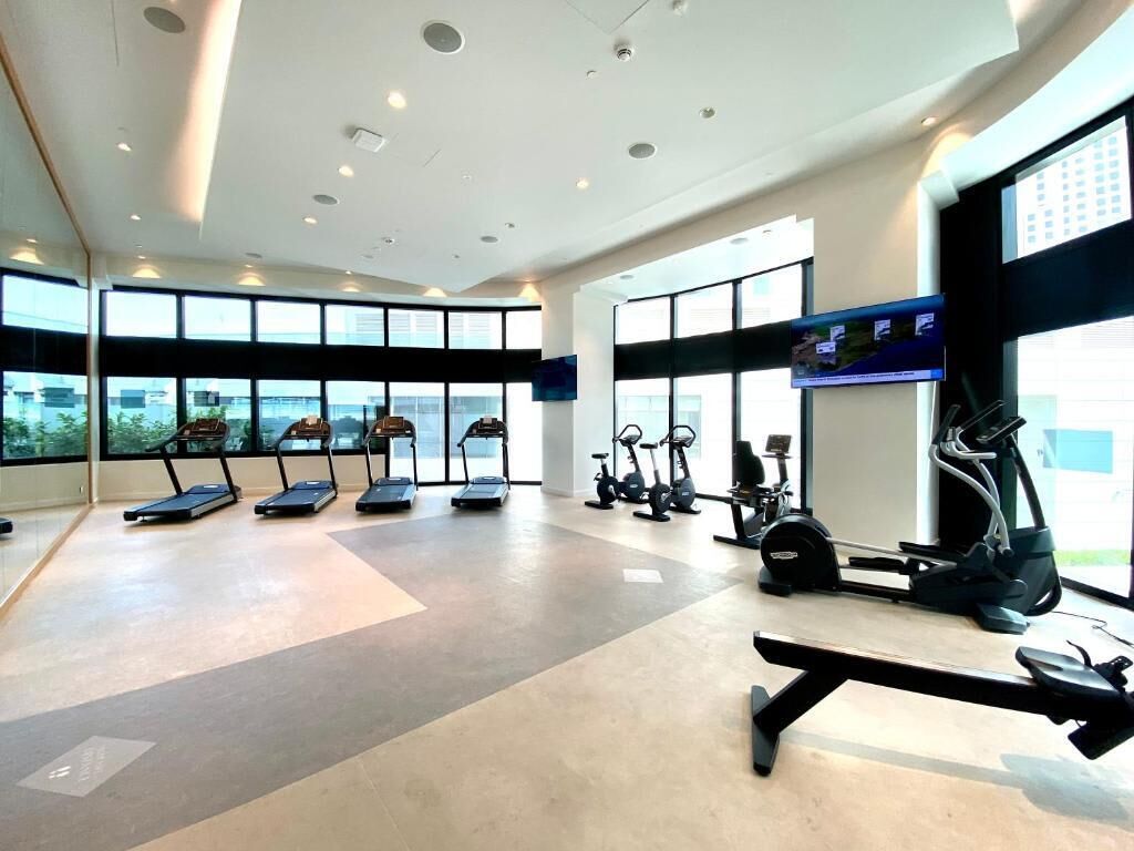 Ein modernes Fitnessstudio mit Laufbändern, Ergometer und Crosstrainern.