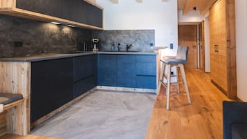 Coffee/tea maker, fridge, stovetop, dishwasher