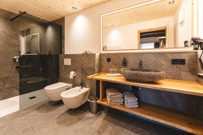 Shower, hair dryer, towels - Holiday Apartment 'Berg' with Mountain View, Shared Garden and Wi-Fi (Sesto)