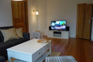 Televisie, een dvd-speler en een stereo