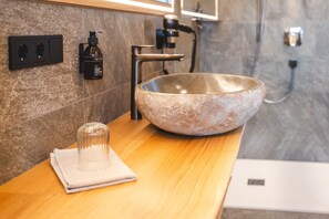 シャワー、ヘアドライヤー、タオル
