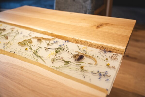 Una mesa de madera con un diseño floral.