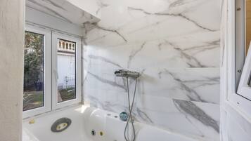 Ducha, secador de pelo, toallas