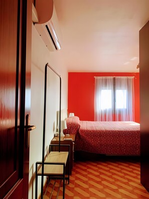 3 chambres, fer et planche à repasser, Wi-Fi gratuit, draps fournis