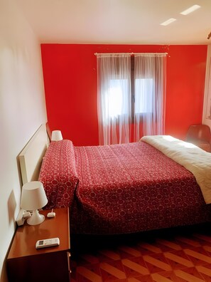 3 chambres, fer et planche à repasser, Wi-Fi gratuit, draps fournis