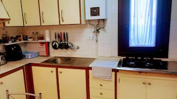 Een koelkast, een magnetron, een oven, een kookplaat